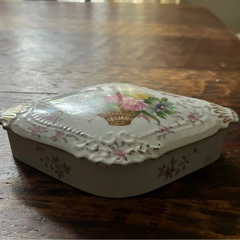 Lipper & Mann vintage Bristol Garden porcelain china trinket/jewelry box.